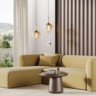 Sofá chaise longue Sky bege claro com almofadas, mesa de centro redonda e candeeiros dourados