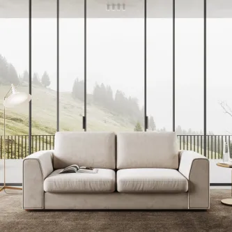 Sofá Still dois lugares bege junto a janela panorâmica com vista para colinas