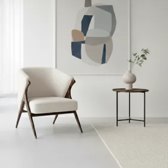 Cadeirão Dimar creme com estrutura em madeira, mesa lateral e vaso decorativo