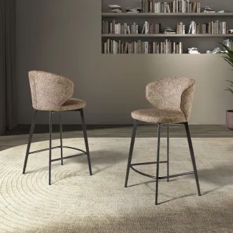 Banco de ilha Morvil estofado bege com costas curvadas e pernas metálicas pretas, par