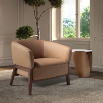 Poltrona Lunar bege com pés em madeira e mesa lateral junto à janela