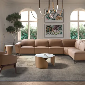 Sofá chaise longue lunar de pele bege numa sala com mesa e quadros