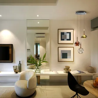 Candeeiro de teto Charlize 3L com três pendentes sobre mesa numa sala moderna