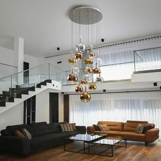 Candeeiro de teto Charlize 16l com 16 pendentes metálicos dourados e cobre sobre sala