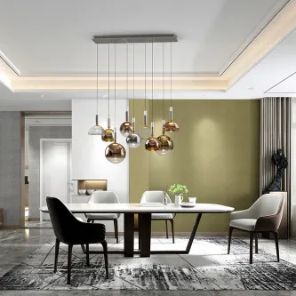 Candeeiro de teto Charlize 9L com 9 globos metálicos suspensos sobre mesa de jantar