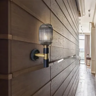 Aplique de parede Norma com cúpula de vidro canelado e suporte em latão e preto