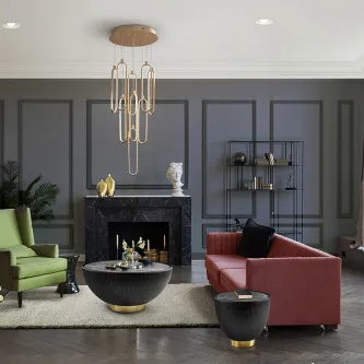 Candeeiro de teto Colette 9L dourado com nove anéis suspensos sobre sala de estar