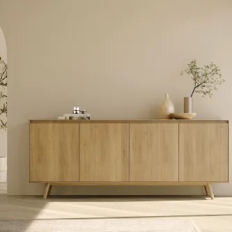 Aparador nórdico com pés em madeira clara, linhas minimalistas e objetos decorativos no tampo