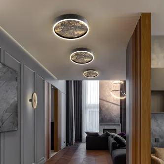 Plafon Stone 40D com três luminárias circulares com inserção efeito pedra num hall