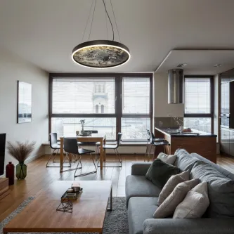 Suspensão de teto Stone circular com interior em padrão pedra, suspensa em sala moderna