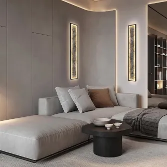 Aplique Stone L100 vertical iluminado numa sala moderna com sofá cinzento