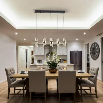 Candeeiro Iliada 5L suspenso com cinco lâmpadas pendentes sobre mesa de jantar