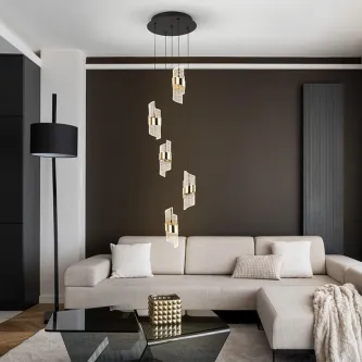 Candeeiro de teto Iliada D30 com vários pendentes de vidro e metal dourado sobre sofá