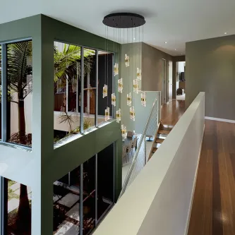 Candeeiro de teto Iliada 13L com 13 pendentes de vidro em cascata sobre escadas