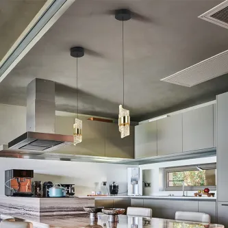 Candeeiro suspenso Iliada dupla em vidro e metal sobre ilha de cozinha moderna