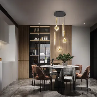 Candeeiro de teto Essenza 5L com cinco pendentes em vidro sobre mesa de jantar