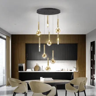 Candeeiro de teto Essenza 9L com pendentes de vidro dourado suspenso sobre mesa de jantar