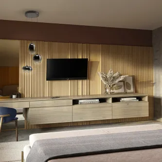 Candeeiro de teto Onice D30 triplo cromado sobre móvel baixo numa sala moderna