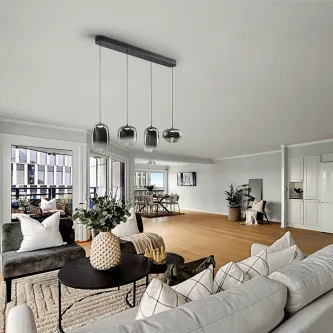 Candeeiro de teto Onice com quatro pendentes metálicos sobre sala de estar moderna