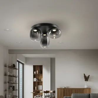 Plafon Onice preto com três globos de vidro transparente montado no tecto sobre sala de jantar