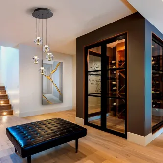 Cadeeiro de teto Zaria D30 com cinco pendentes de vidro num hall moderno