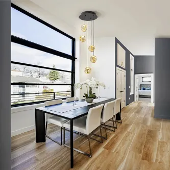 Candeeiro de tecto Zaria Âmbar com cinco globos âmbar sobre mesa de jantar