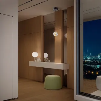 Candeeiro suspenso Zaria, esfera de vidro pendente junto a consola e espelho num quarto moderno