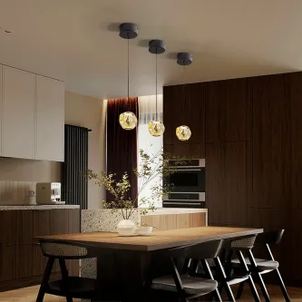 Candeeiro suspenso Zaria Âmbar com três globos âmbar sobre mesa de jantar