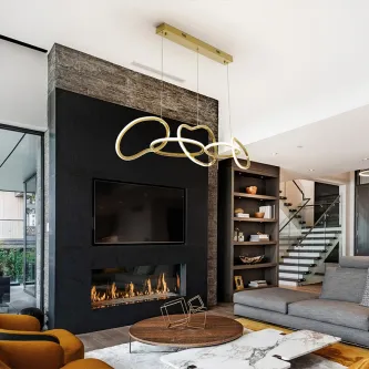 Candeeiro de teto Nexo dourado suspenso em sala moderna com lareira