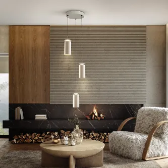 Candeeiro de teto Alfara 3L com três pendentes cilíndricos suspensos em sala com lareira
