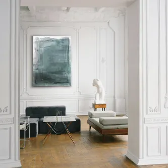 Pintura Blues abstrata azul-esverdeada pendurada em parede de sala com sofá e escultura