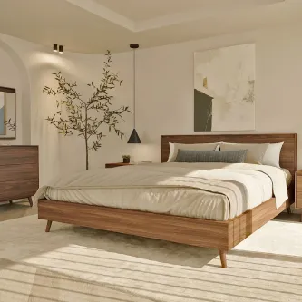 Quarto de casal nórdico com cama de madeira em plataforma com pés, roupa clara e planta