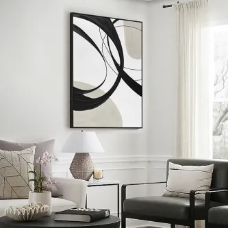 Actio II quadro abstrato com arcos pretos e formas bege pendurado sobre sofá numa sala luminosa