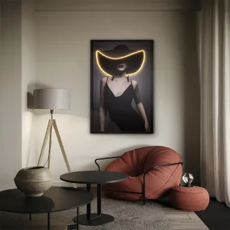 Quadro Luz Pamela com retrato feminino e luz néon formando chapéu em sala moderna