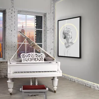 Quadro luz busto emoldurado com busto iluminado na parede de sala junto a piano