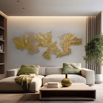 Escultura de parede metálica dourada abstrata em três painéis acima de sofá