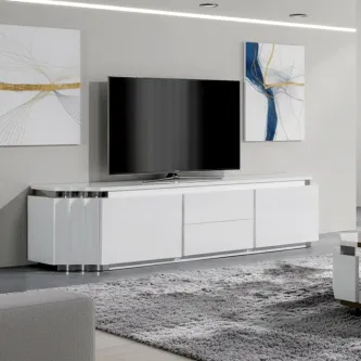 Móvel TV Inox Line branco com televisão e detalhes inox brilhante