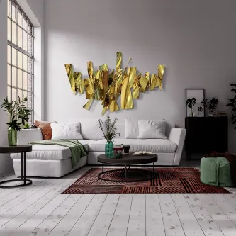 Escultura de parede Fracture dourada em formas fracturadas sobre sofá branco numa sala