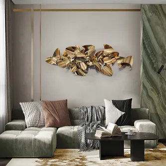 Escultura de parede Camile dourada abstrata sobre sofá verde numa sala moderna