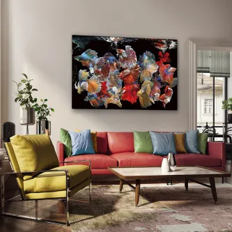 Quadro com peixes siameses coloridos sobre fundo negro em sala de estar