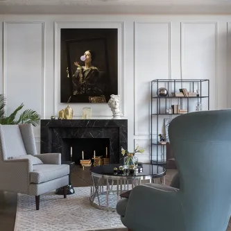 Quadro Bubble Gum com retrato feminino a soprar pastilha elástica sobre lareira