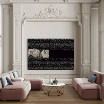 Quadro Poesia negro com escrita branca manuscrita e colagens, pendurado em parede clássica