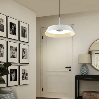 Candeeiro Vertigo prateado suspenso em corredor junto a porta e consola.