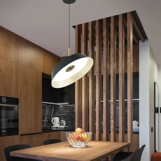 Candeeiro de teto Vertigo preto pendente sobre mesa de madeira numa cozinha moderna