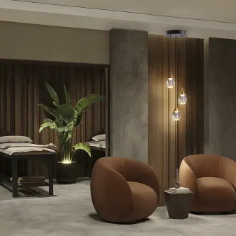 Candeeiro de teto Corina com três pendentes de vidro sobre poltronas num lounge