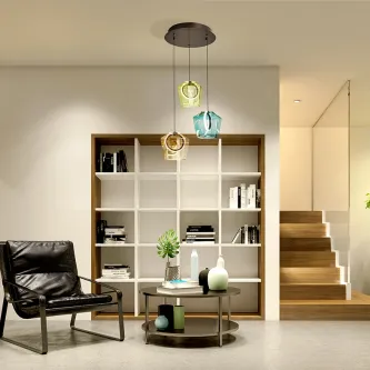 Candeeiro de teto Ingrid 3L com três pendentes coloridos sobre mesa de centro