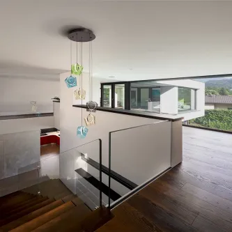 Candeeiro de teto Ingrid 6L, seis pendentes de vidro colorido sobre escada