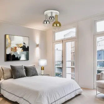 Plafon Matices com três globos metálicos prateado e dourado em quarto luminoso