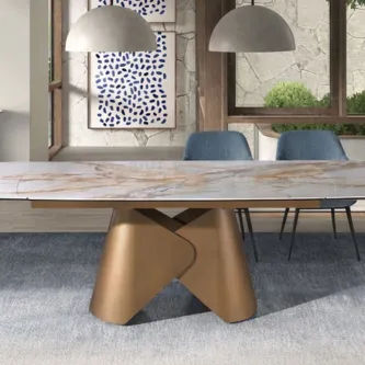 Mesa extensível Lunar porcelânica com tampo marmoreado e base escultórica dourada