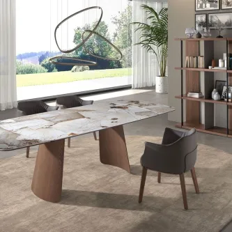 Mesa de jantar extensível oval com tampo marmoreado e pés de madeira, cadeiras